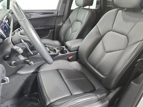 Certified 2026 Porsche Macan AWD/4WD image 5