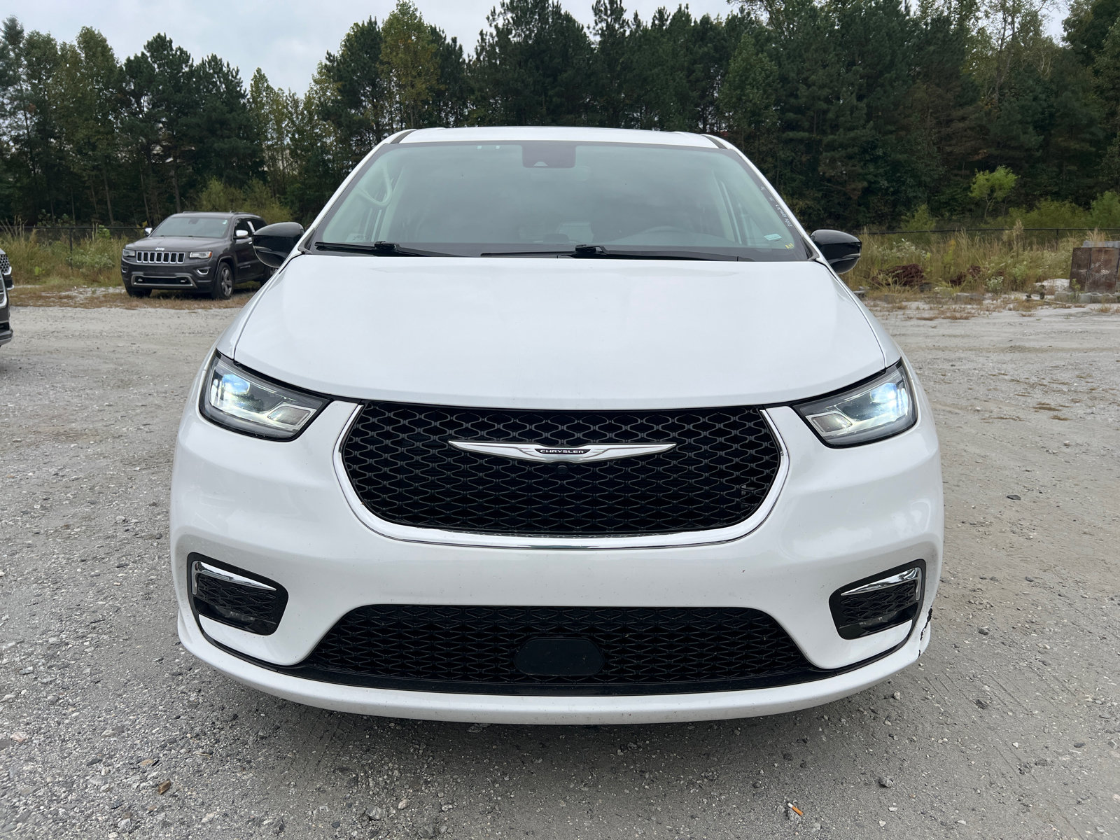 Used 2024 Chrysler Pacifica Touring-L FWD image 3