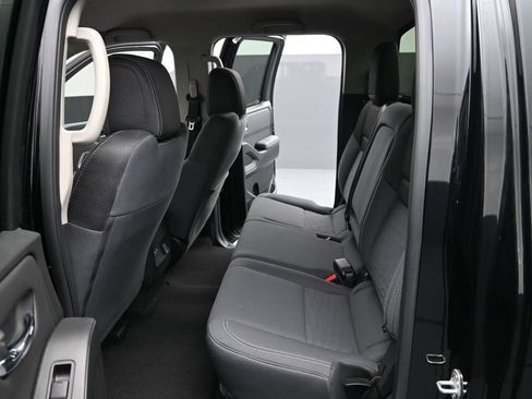 Used 2024 Nissan Frontier SV image 16