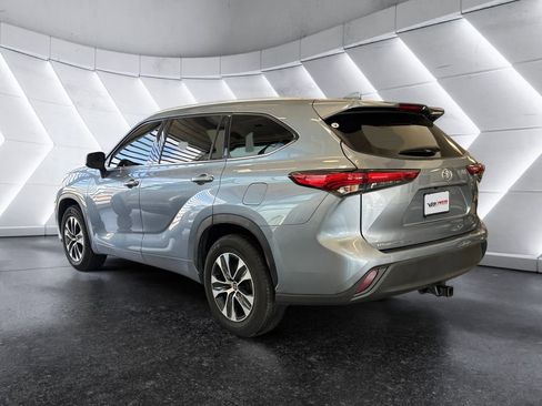 Used 2022 Toyota Highlander XLE image 6