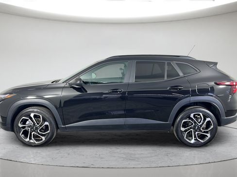 Used 2024 Chevrolet Trax RS w/ Sunroof Package FWD image 11