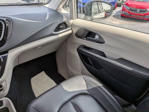 Used 2023 Chrysler Pacifica Touring-L FWD image 16