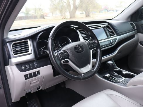 Used 2018 Toyota Highlander XLE image 14