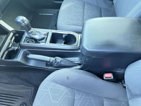 Used 2017 Toyota Tacoma TRD Off-Road AWD/4WD image 19