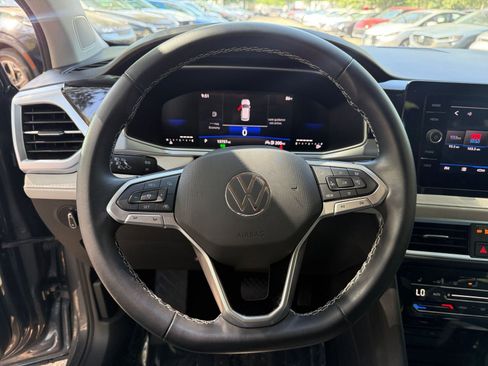 Used 2025 Volkswagen Taos SE FWD image 25