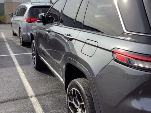 Used 2023 Jeep Grand Cherokee Summit AWD/4WD image 11