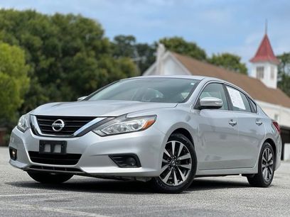 Used 2017 Nissan Altima 2.5 SL w/ Moonroof Package