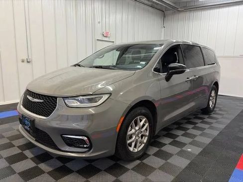 Used 2025 Chrysler Pacifica Select FWD image 6