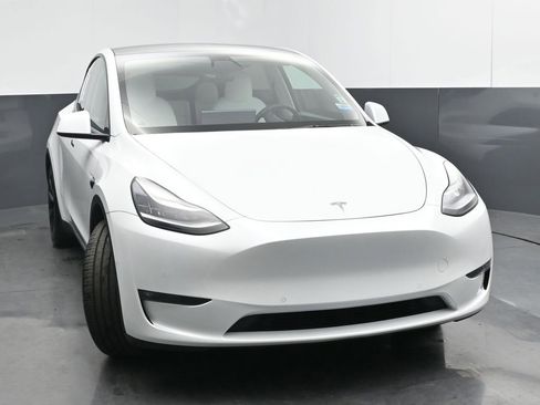 Used 2022 Tesla Model Y Long Range image 8
