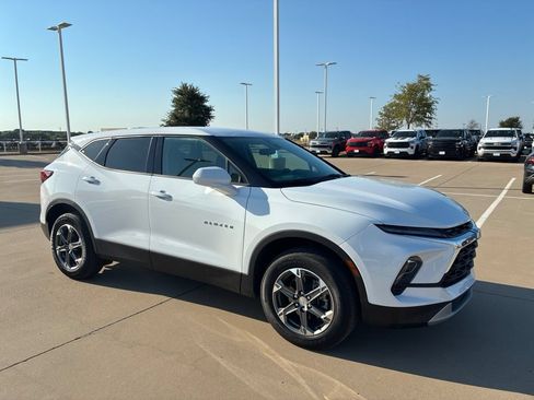 Used 2025 Chevrolet Blazer LT FWD image 4