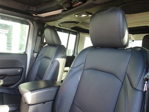 Used 2018 Jeep Wrangler Unlimited Sahara image 11