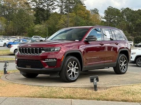 Used 2024 Jeep Grand Cherokee Limited image 3