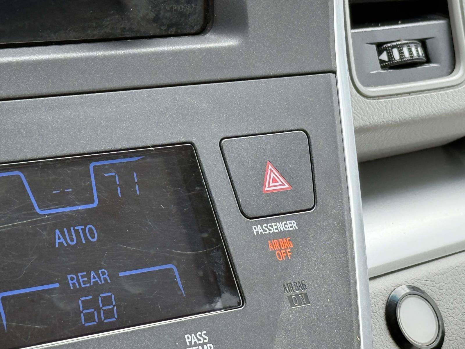 Used 2015 Toyota Sienna LE FWD image 30
