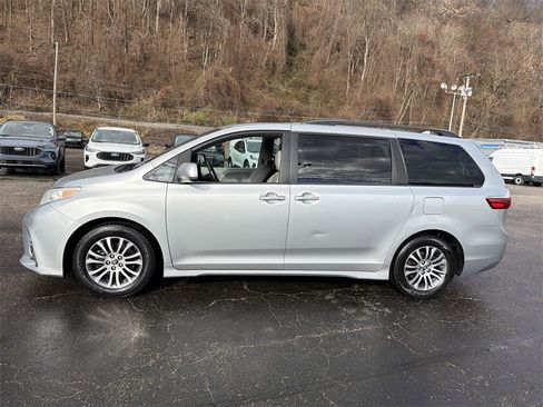 Used 2019 Toyota Sienna XLE image 7