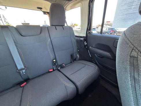 Used 2025 Jeep Wrangler Unlimited Sahara AWD/4WD image 32