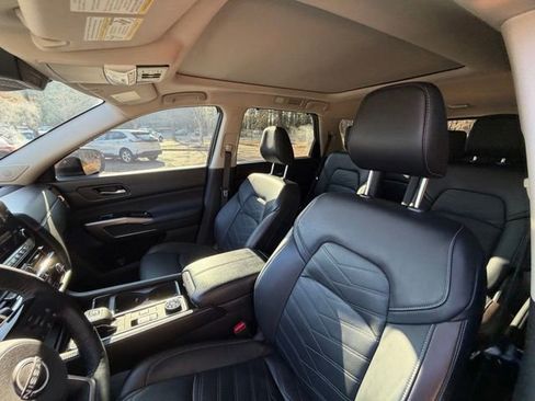 Used 2024 Nissan Pathfinder Platinum image 13