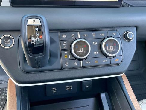 Used 2023 Land Rover Defender 110 SE image 31