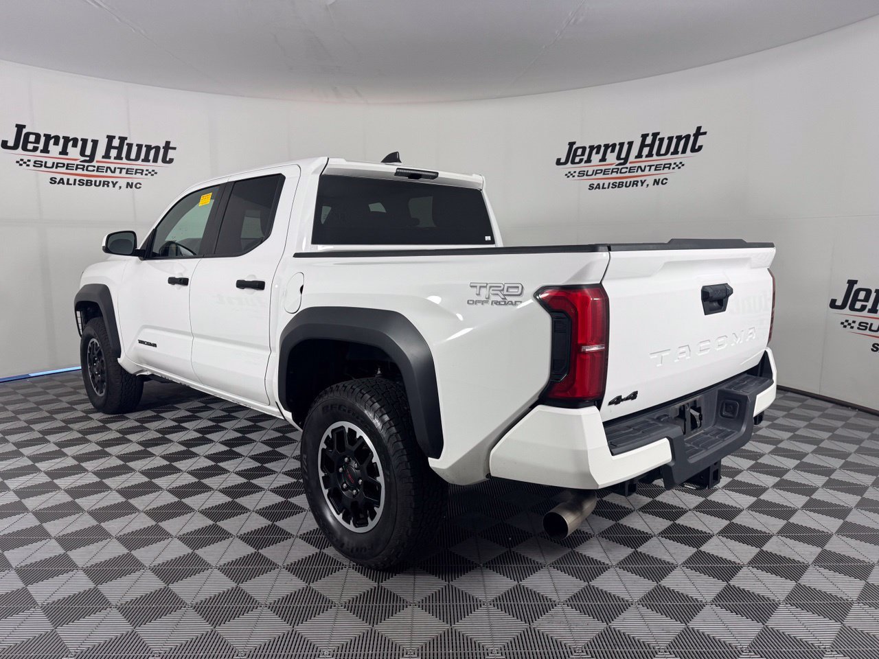 Used 2025 Toyota Tacoma TRD Off-Road AWD/4WD image 9