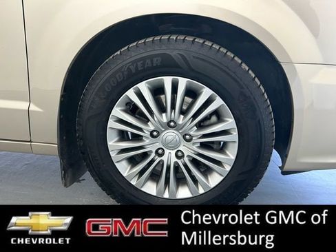 Used 2015 Chrysler Town & Country Touring-L w/ Driver Convenience Group image 12