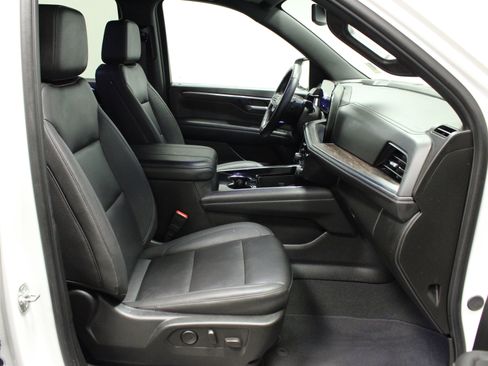 Used 2025 Chevrolet Suburban Z71 image 15