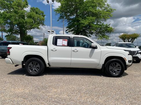 Used 2025 Nissan Frontier SV w/ SV Convenience Package RWD image 2