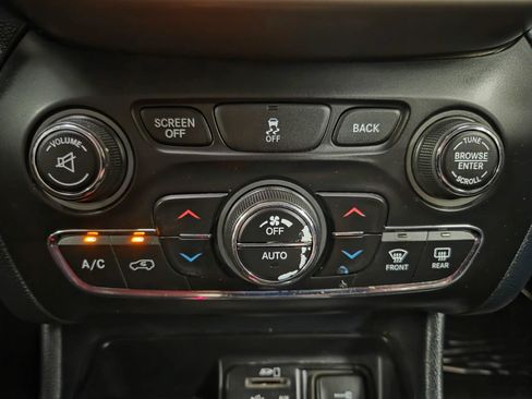 Used 2014 Jeep Cherokee Limited AWD/4WD image 38