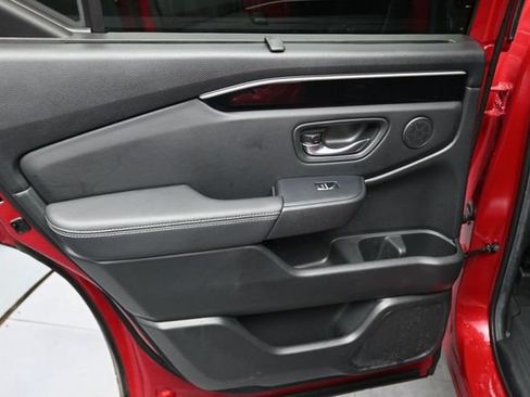 Used 2025 Honda Pilot Touring image 17