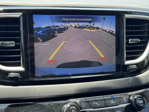 Used 2023 Chrysler Pacifica Touring-L FWD image 17