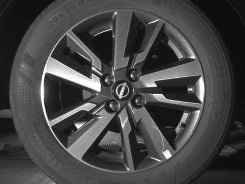 Used 2025 Nissan Versa SV image 15