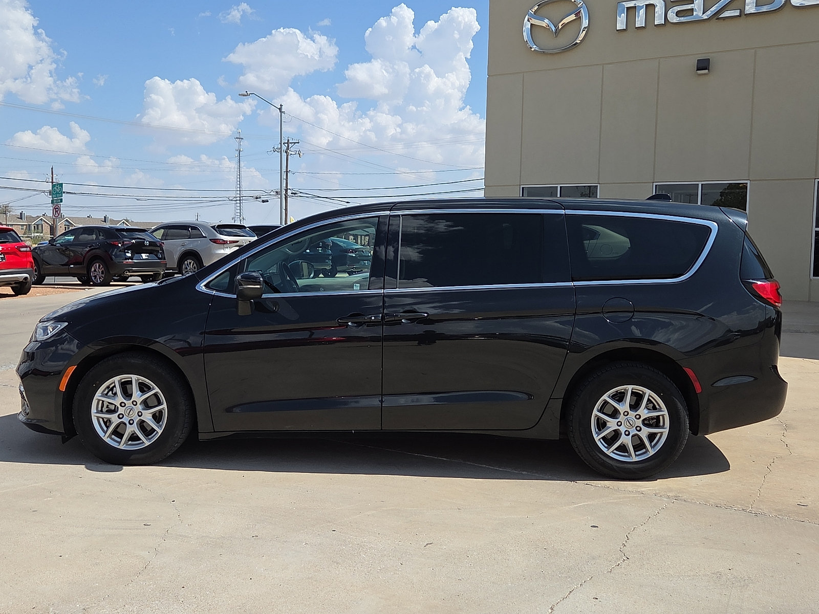 Used 2023 Chrysler Pacifica Touring-L FWD image 3