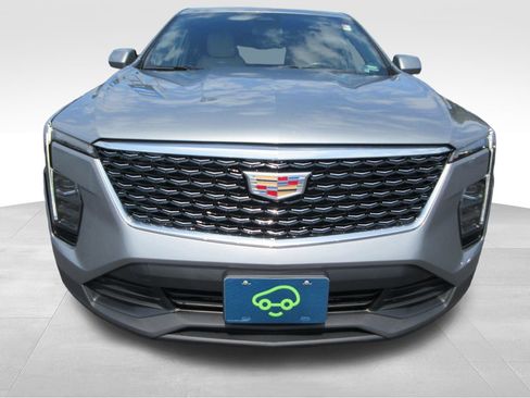 Certified 2024 Cadillac XT4 Luxury w/ Cold Weather Package FWD image 8