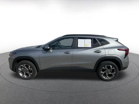 Used 2025 Chevrolet Trax LT w/ LT Convenience Package image 9