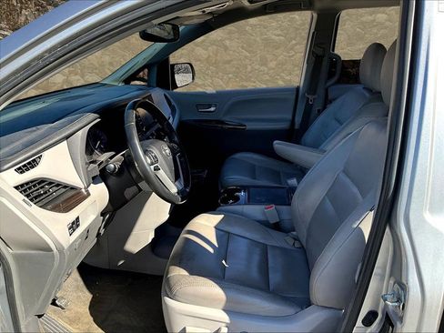 Used 2018 Toyota Sienna XLE w/ XLE Navigation Package image 23