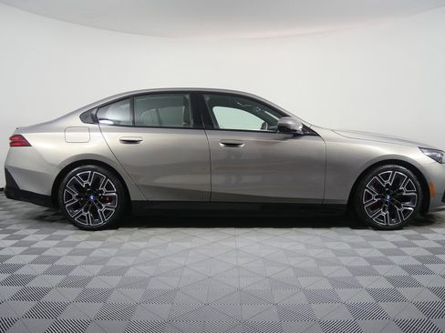 Used 2025 BMW i5 xDrive40 w/ Executive Package image 2