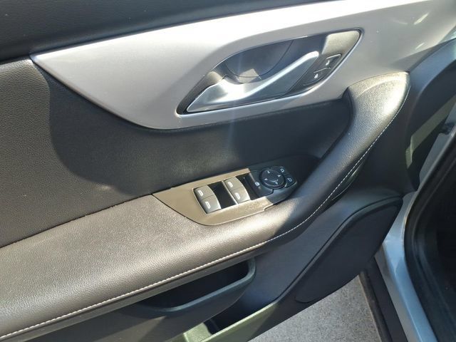 Used 2025 Chevrolet Blazer LT FWD image 11