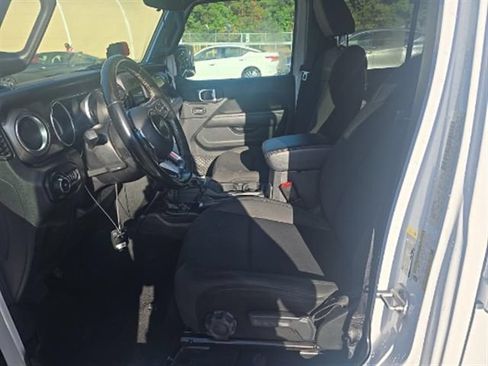 Used 2020 Jeep Wrangler Unlimited Sahara AWD/4WD image 3