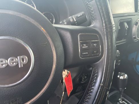 Used 2017 Jeep Wrangler Unlimited Rubicon w/ Connectivity Group image 19