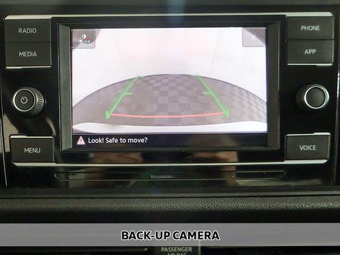 Used 2023 Volkswagen Jetta SE w/ Panoramic Sunroof Package image 5