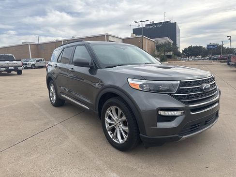 Used 2020 Ford Explorer XLT w/ Equipment Group 202A image 3