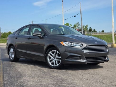 Used 2016 Ford Fusion SE FWD image 2