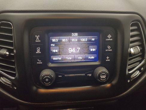Used 2018 Jeep Compass Latitude w/ Cold Weather Group FWD image 25