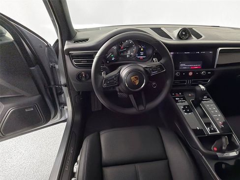 Certified 2026 Porsche Macan AWD/4WD image 18