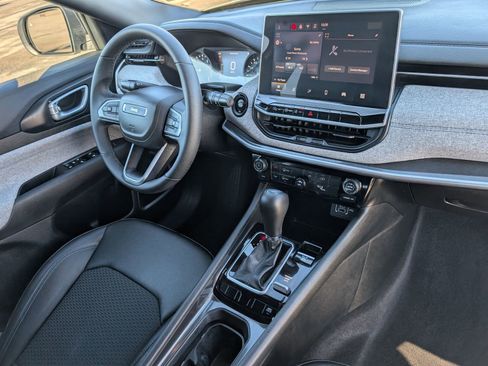 Used 2024 Jeep Compass Latitude image 8