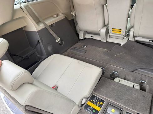Used 2013 Toyota Sienna XLE w/ Entertainment Pkg FWD image 19