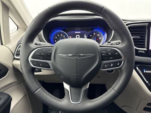 Used 2023 Chrysler Pacifica Touring-L image 13