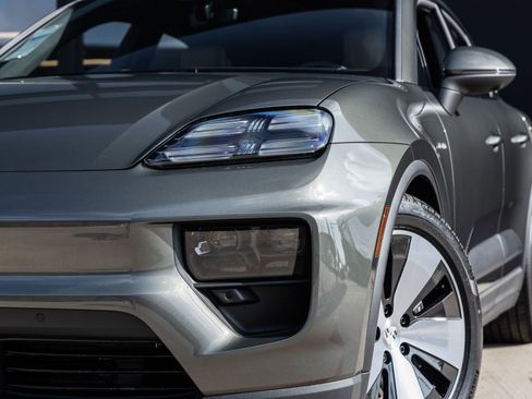 Certified 2025 Porsche Macan Electric image 16