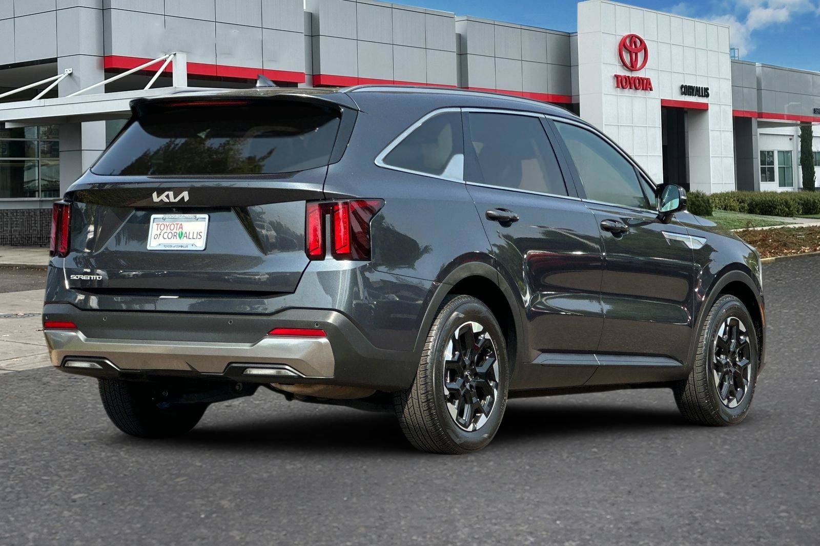 Used 2024 Kia Sorento S FWD image 4