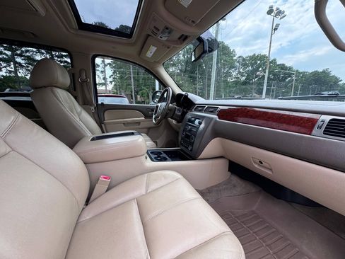Used 2010 GMC Yukon XL SLT w/ SLT-2 Equipment Package AWD/4WD image 10