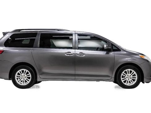 Used 2017 Toyota Sienna XLE FWD image 5