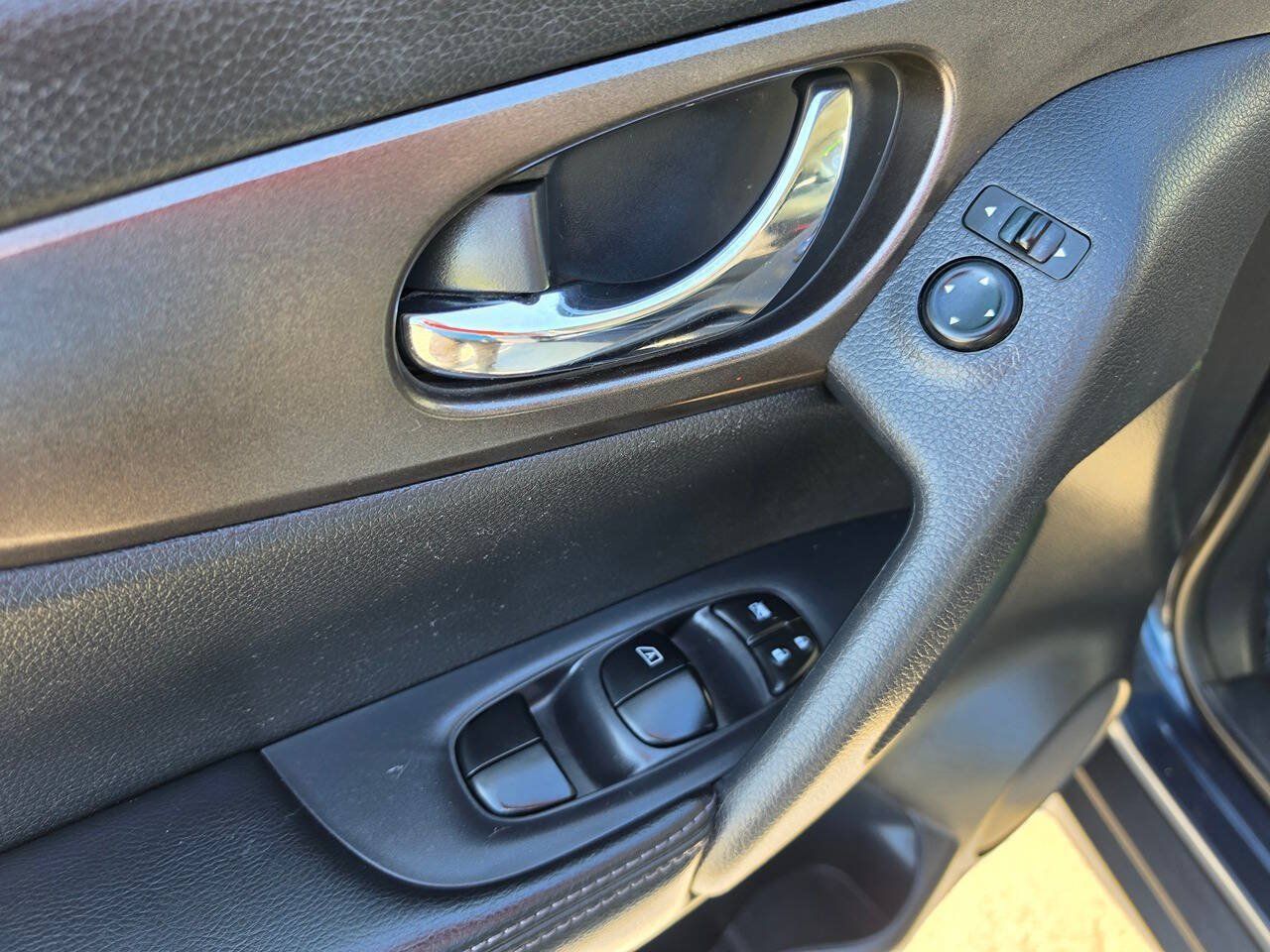 Used 2014 Nissan Rogue S FWD image 15